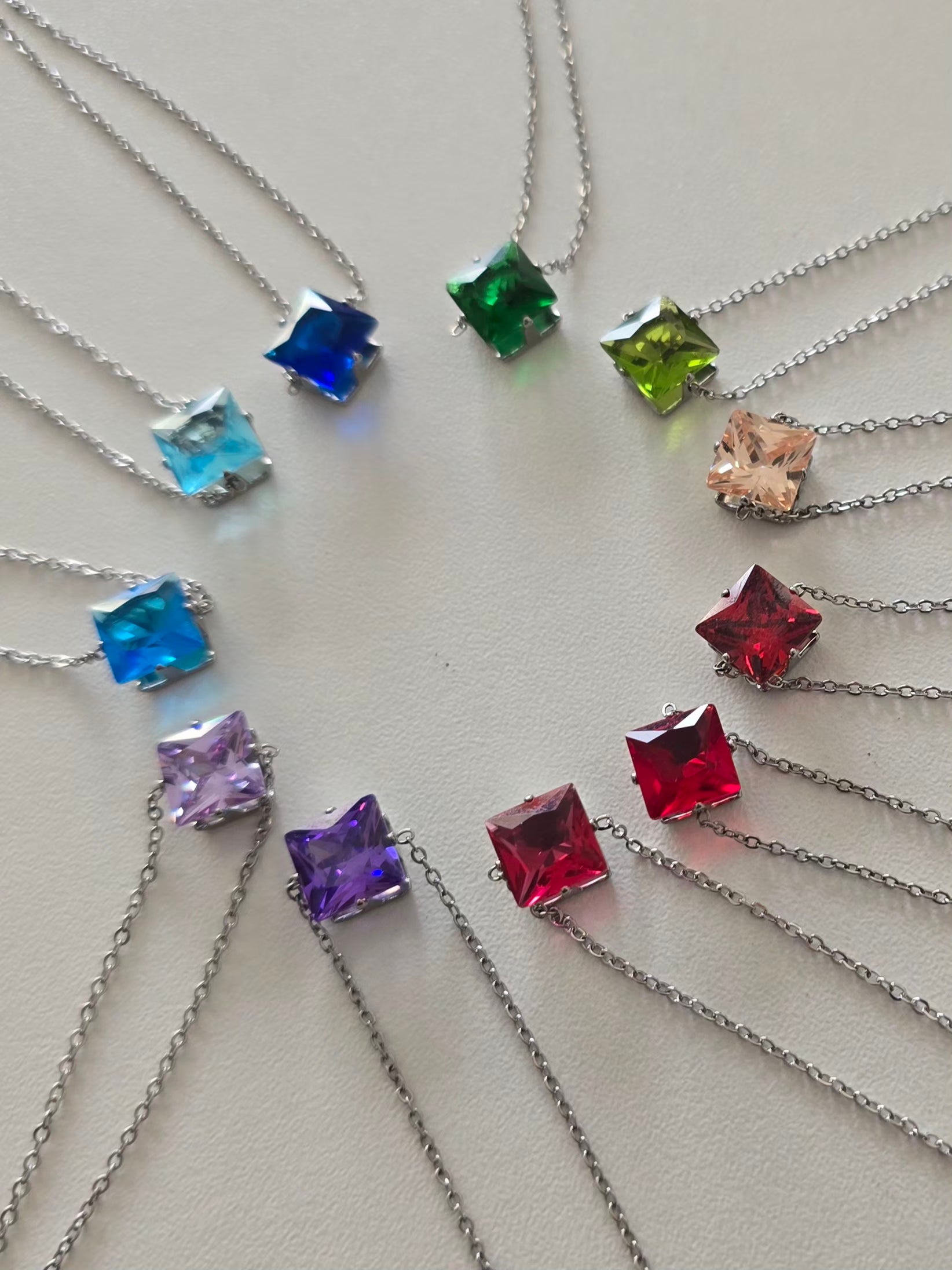 Colliers Lunéa disposés en cercle pour mettre en valeur leur brillance