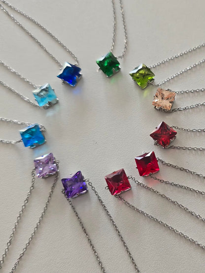 Colliers Lunéa disposés en cercle pour mettre en valeur leur brillance