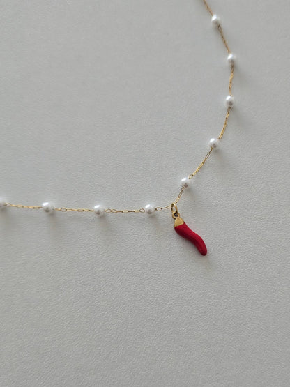 Bracelet femme avec perles nacrées et piment rouge chance