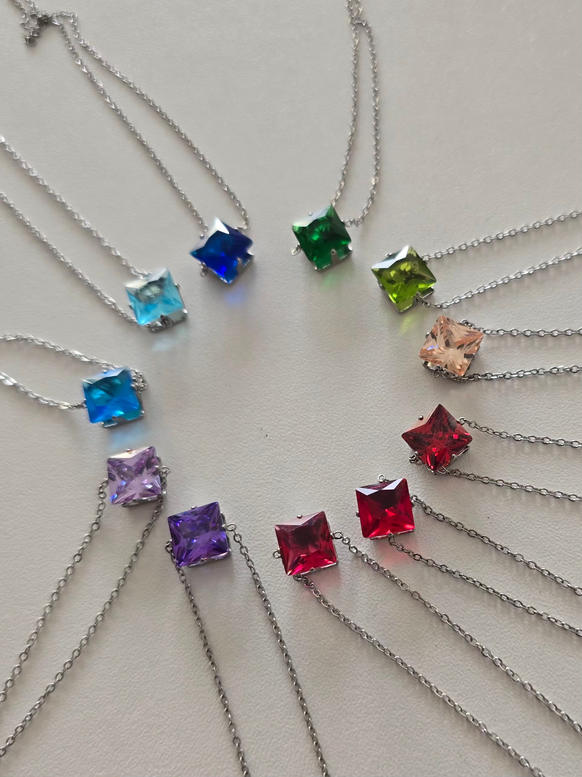 Coloris disponibles pour les pendentifs Lunéa