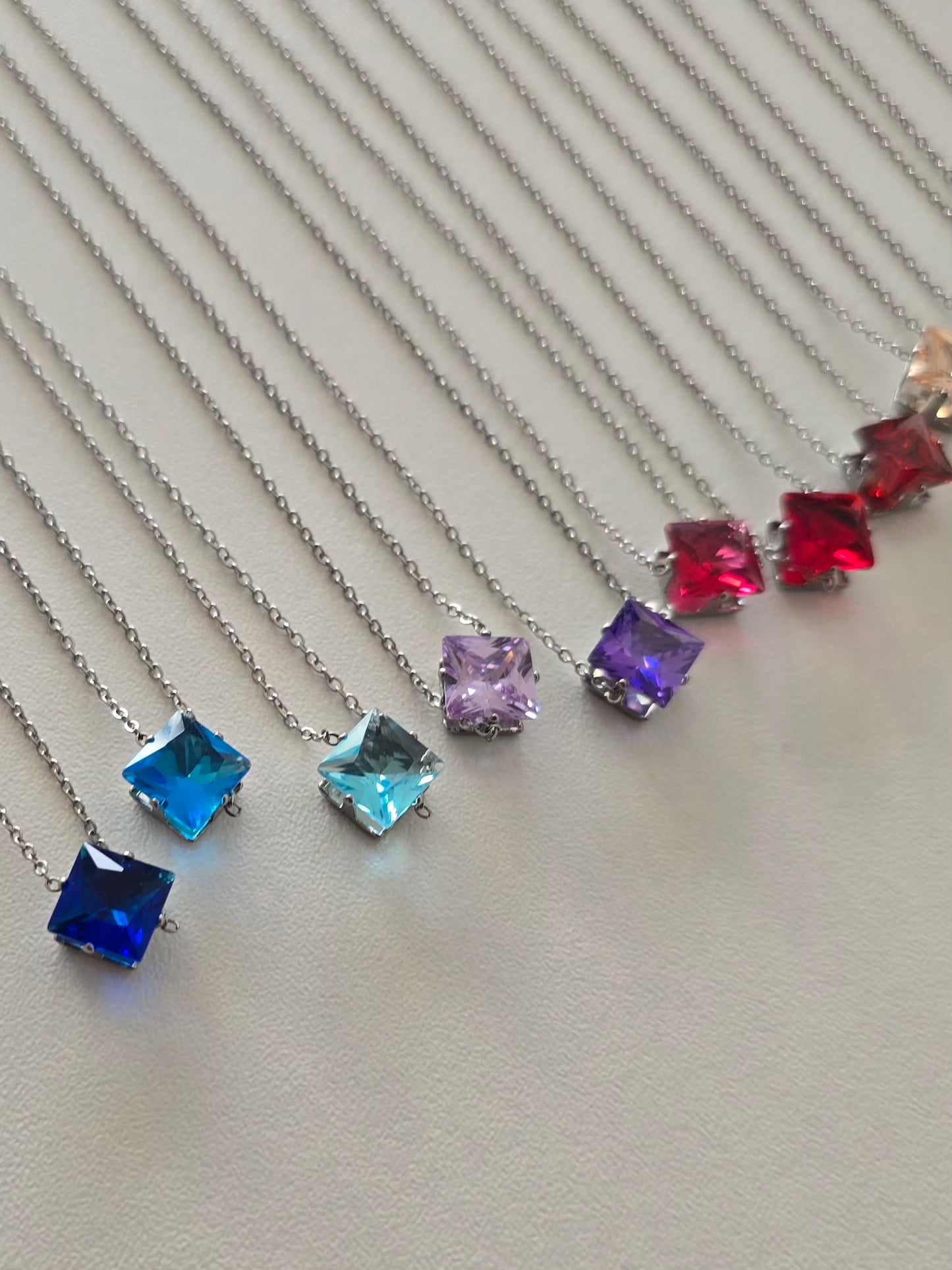 Le pendentif carré Lunéa strass