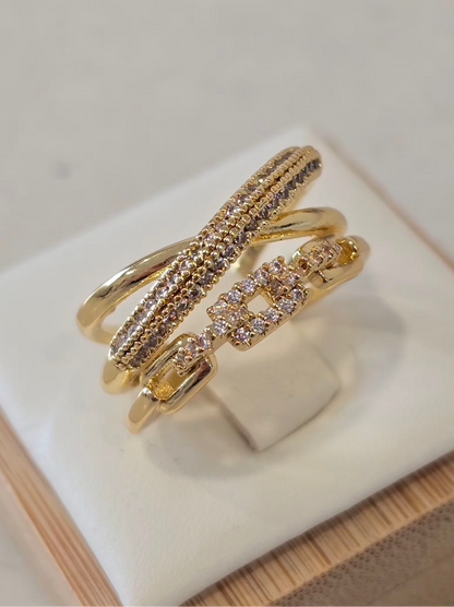Détail du motif trombone serti de strass argentés de la bague Vélia