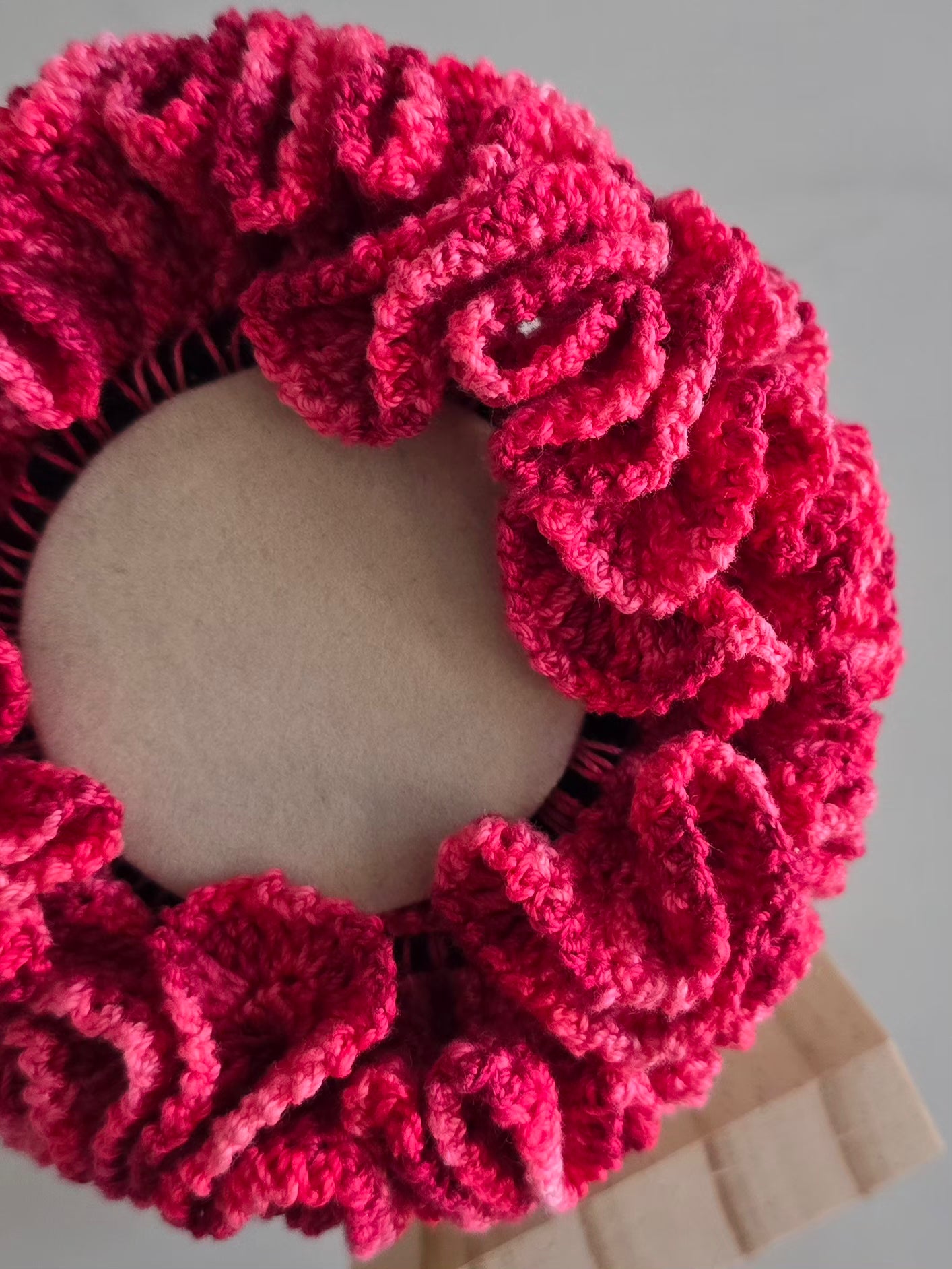 Accessoire cheveux rose fait main avec de généreux froufrous