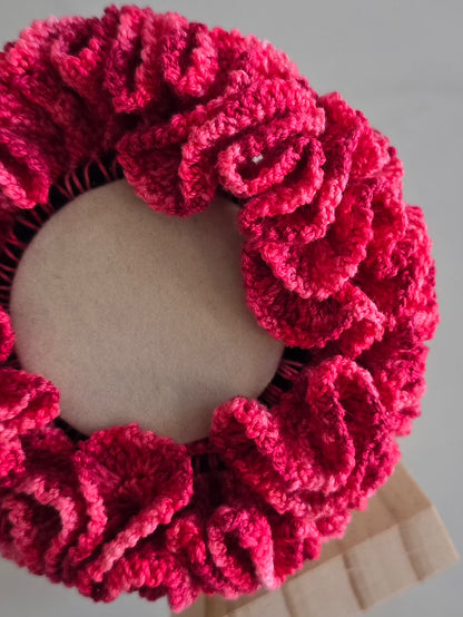 Accessoire cheveux rose fait main avec de généreux froufrous