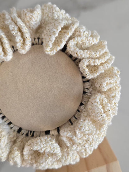 Gros chouchou beige et doré avec froufrous réalisés au crochet