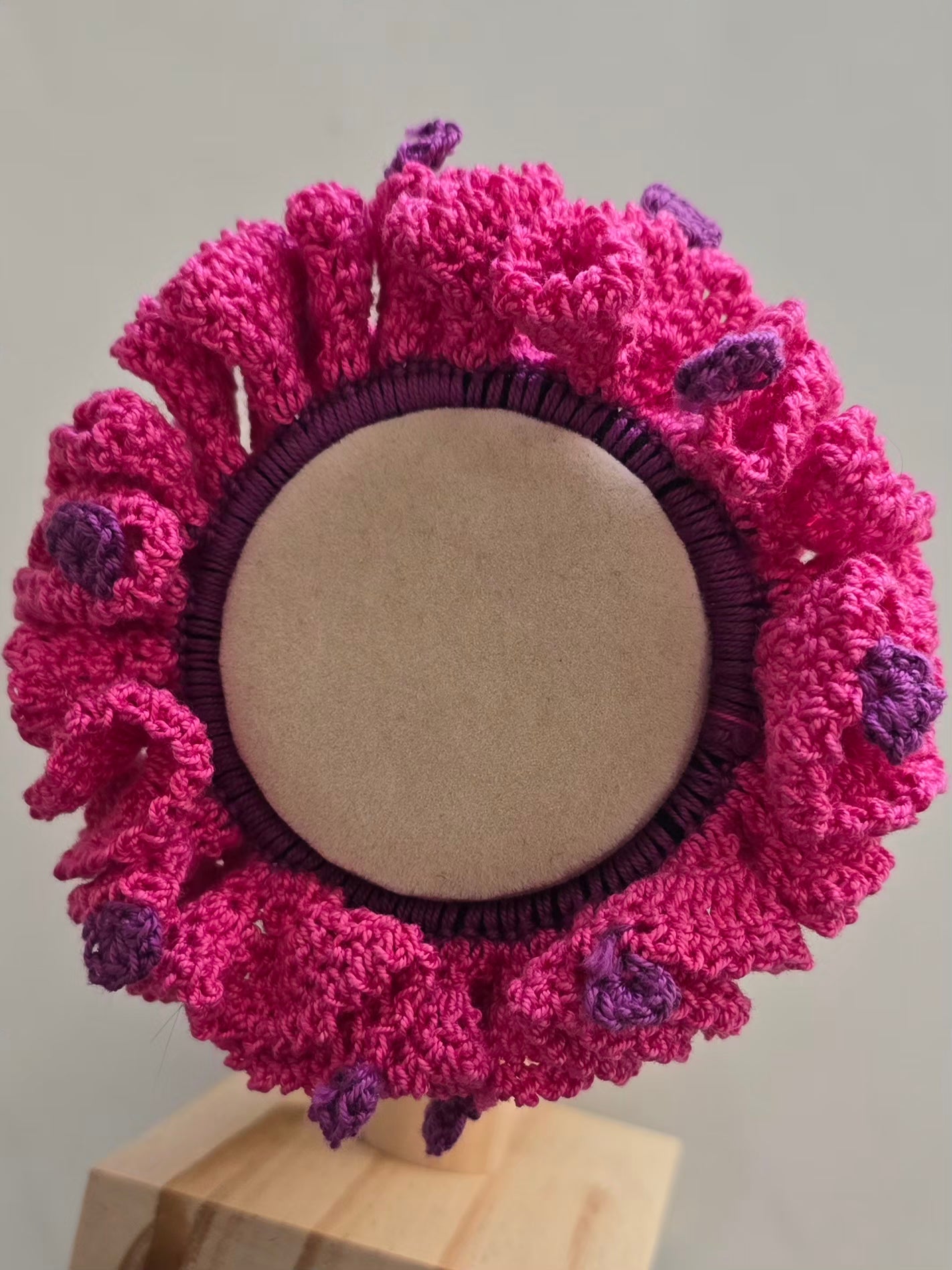 Accessoire cheveux rose et violet réalisé au crochet artisanal.