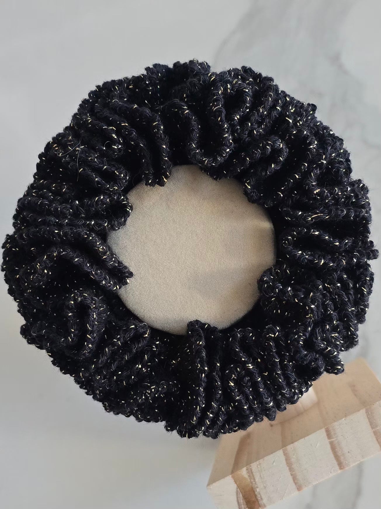 Accessoire cheveux noir et doré fait main au crochet