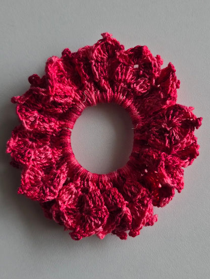 Accessoire cheveux rose avec rebord crocheté texturé