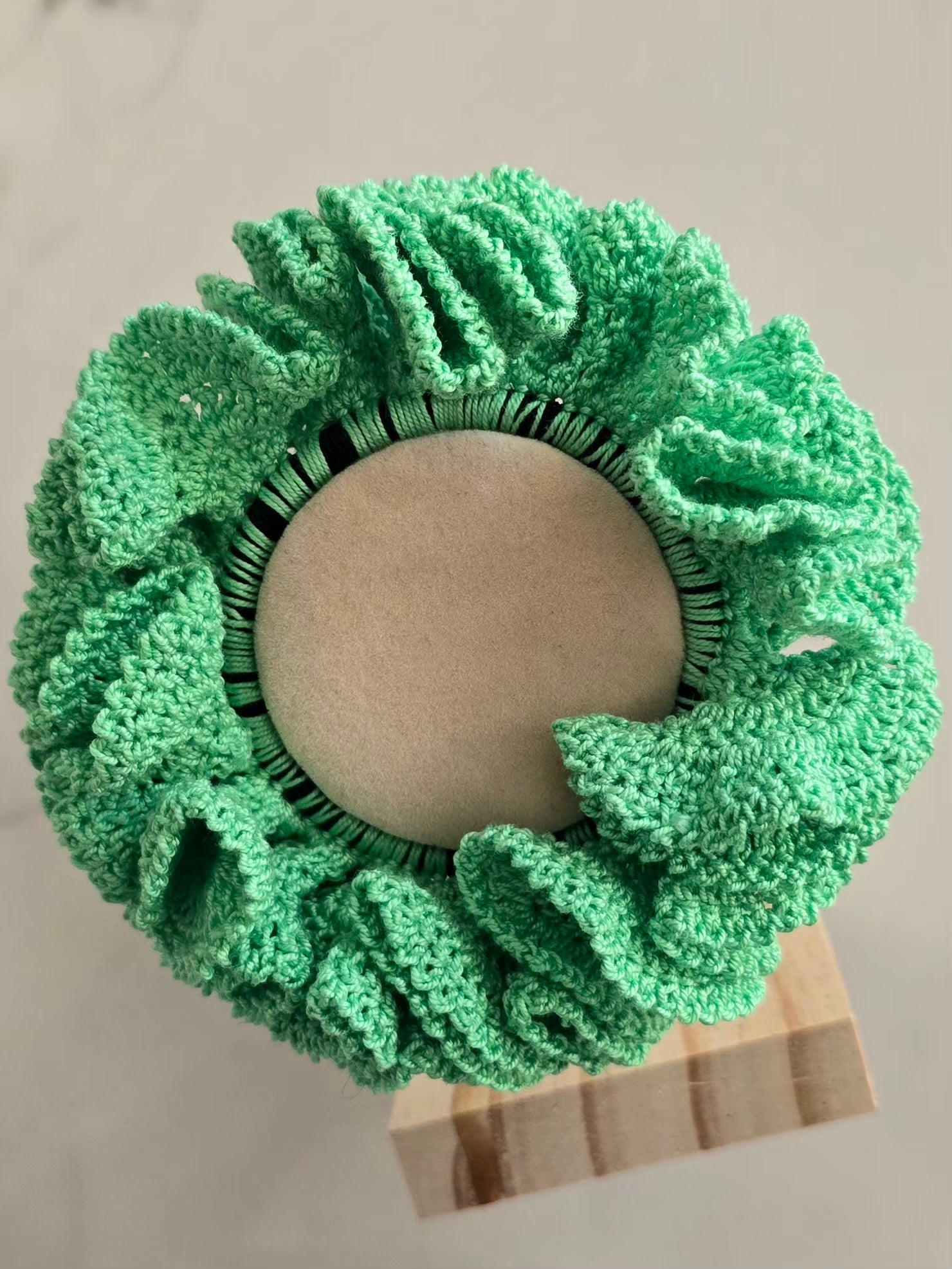 Accessoire cheveux vert tendance au crochet.