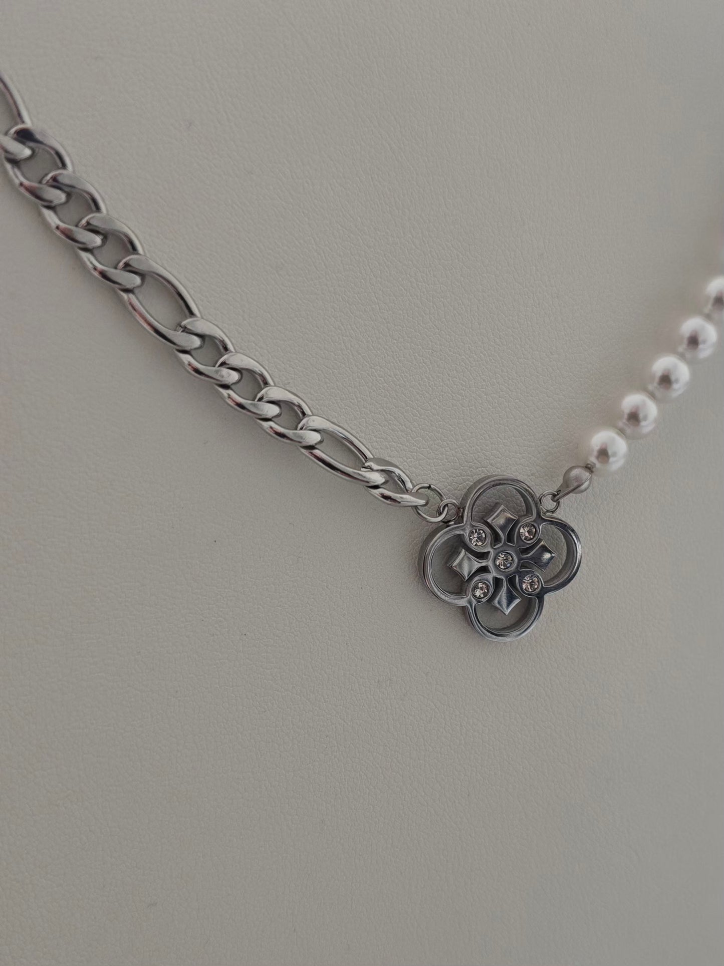 Collier élégant pour femme au design contemporain