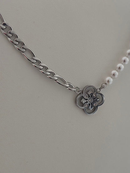 Collier élégant pour femme au design contemporain