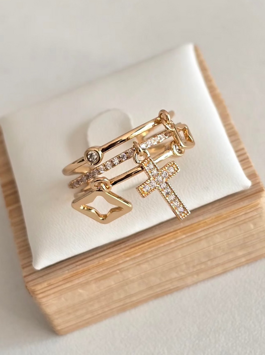 Bague Ariella en acier inoxydable doré avec breloques et strass argentés