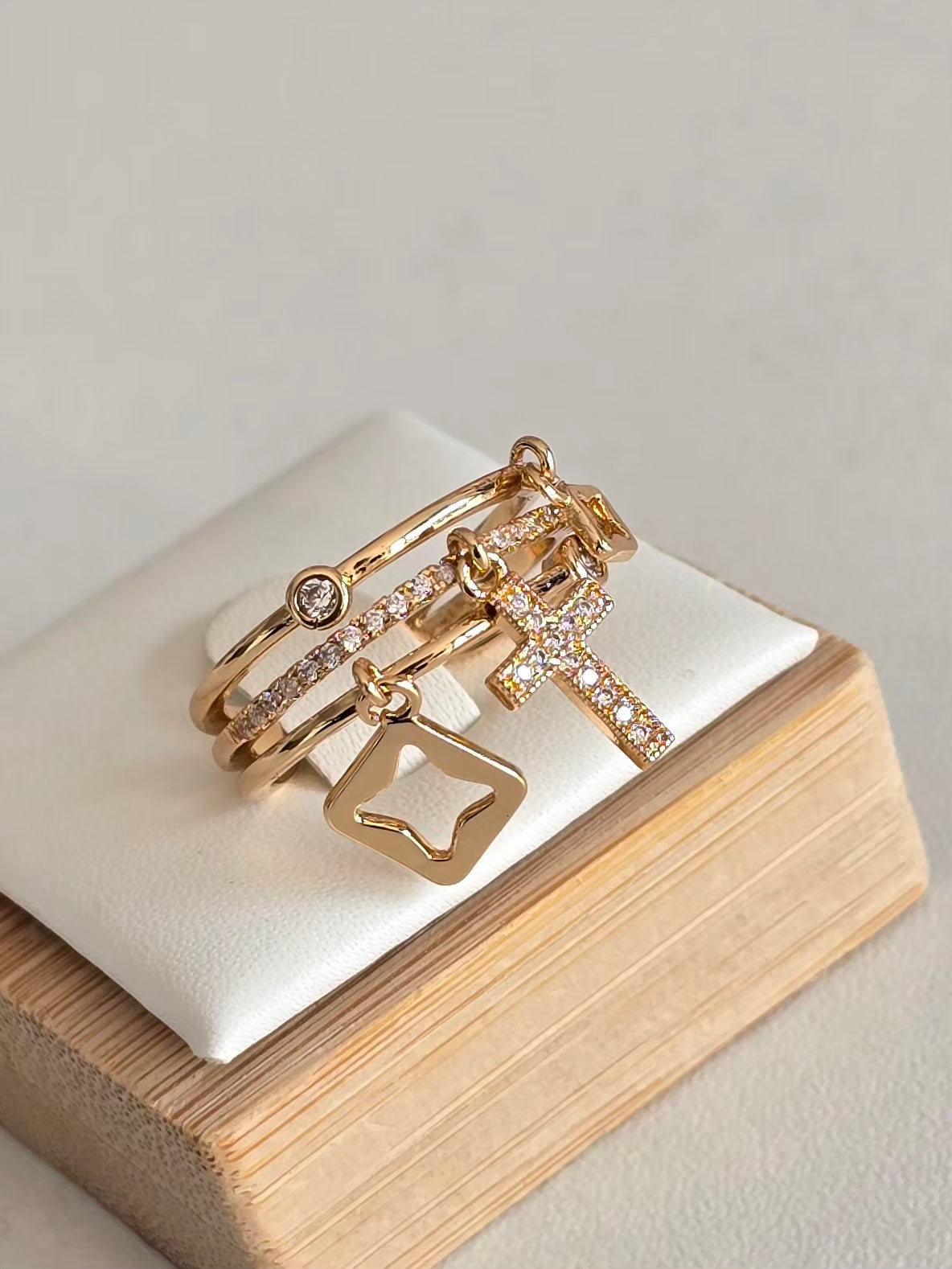 Bague Ariella dorée avec trois breloques élégantes et strass argentés