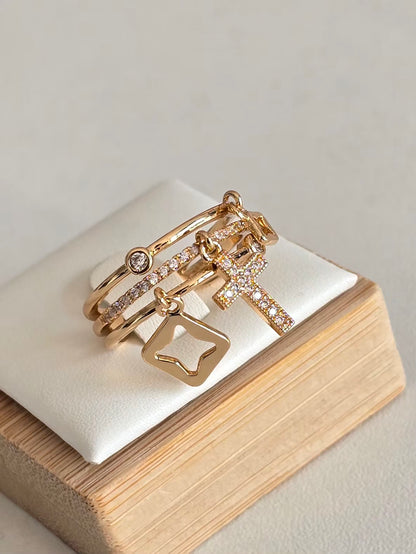 Bague Ariella dorée avec trois breloques élégantes et strass argentés