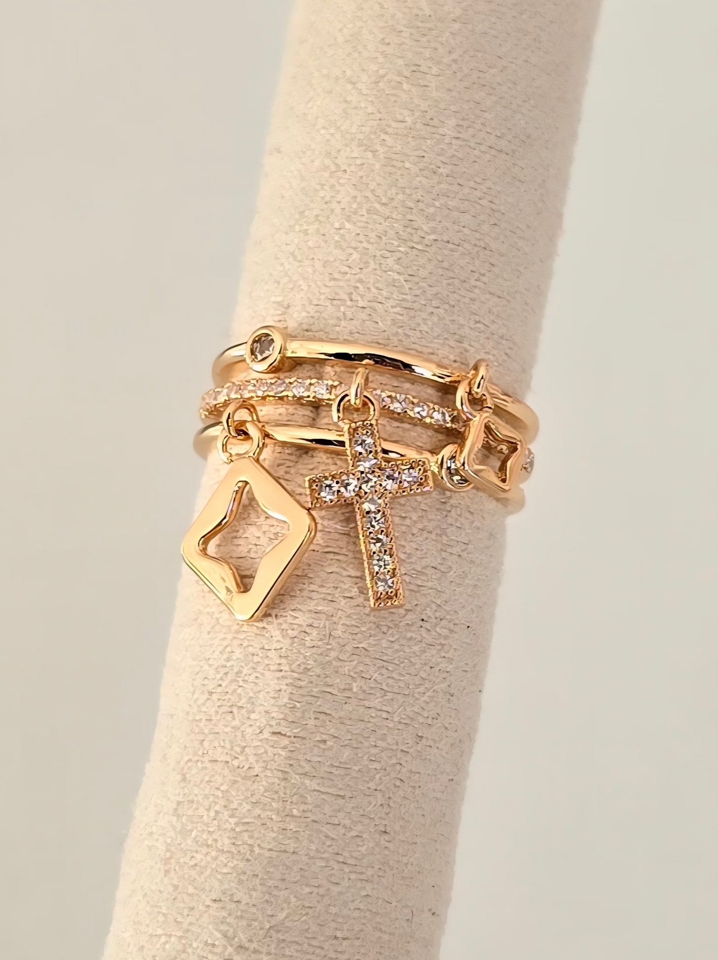 Détail des trois breloques dorées de la bague Ariella