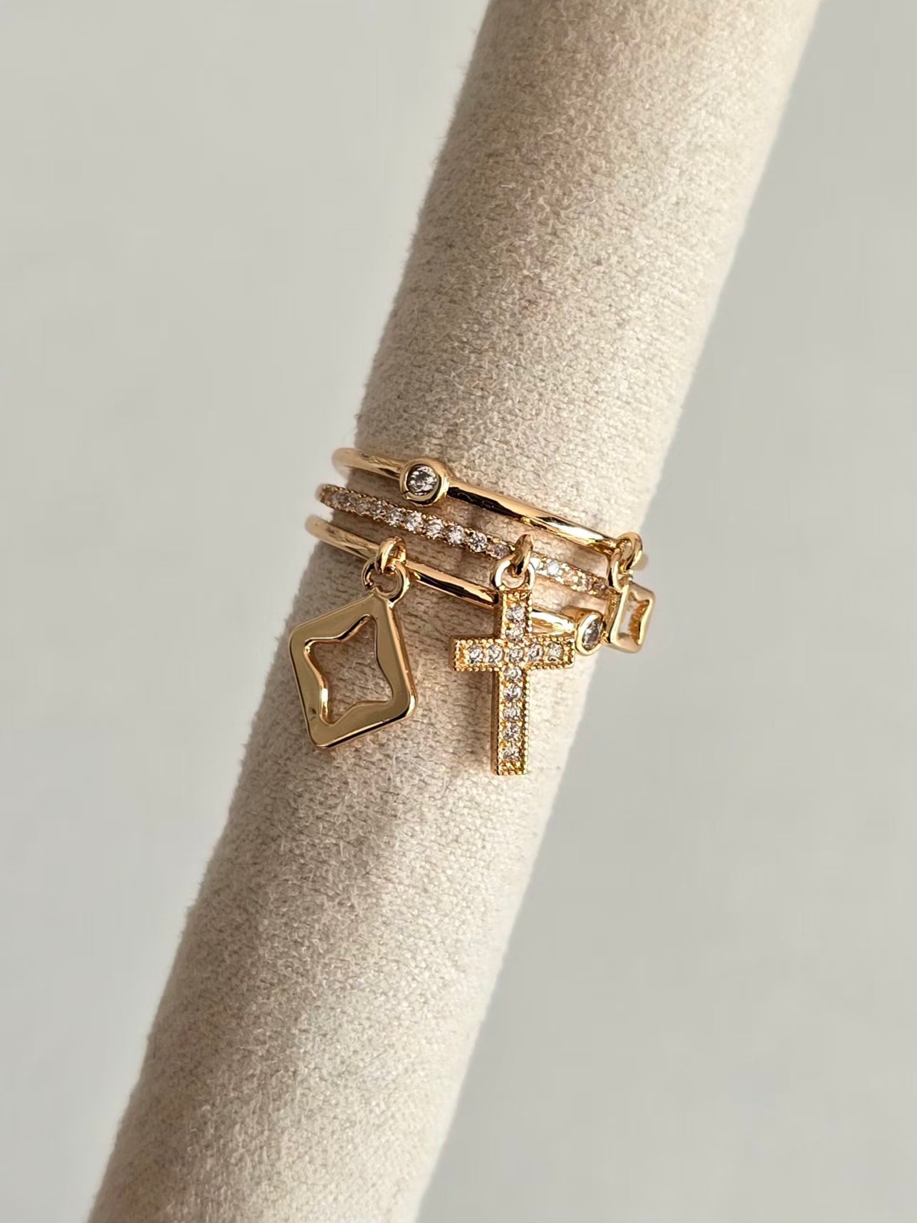 Bague Ariella au style chic et moderne sur support
