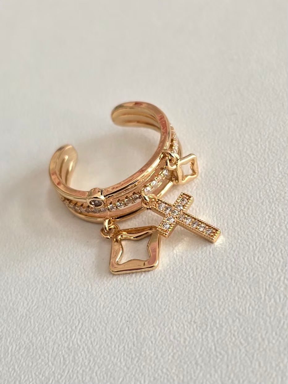 Gros plan sur les strass argentés brillants de la bague Ariella