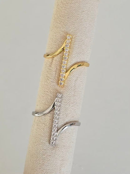 Gros plan sur les strass argentés de la bague Linéa