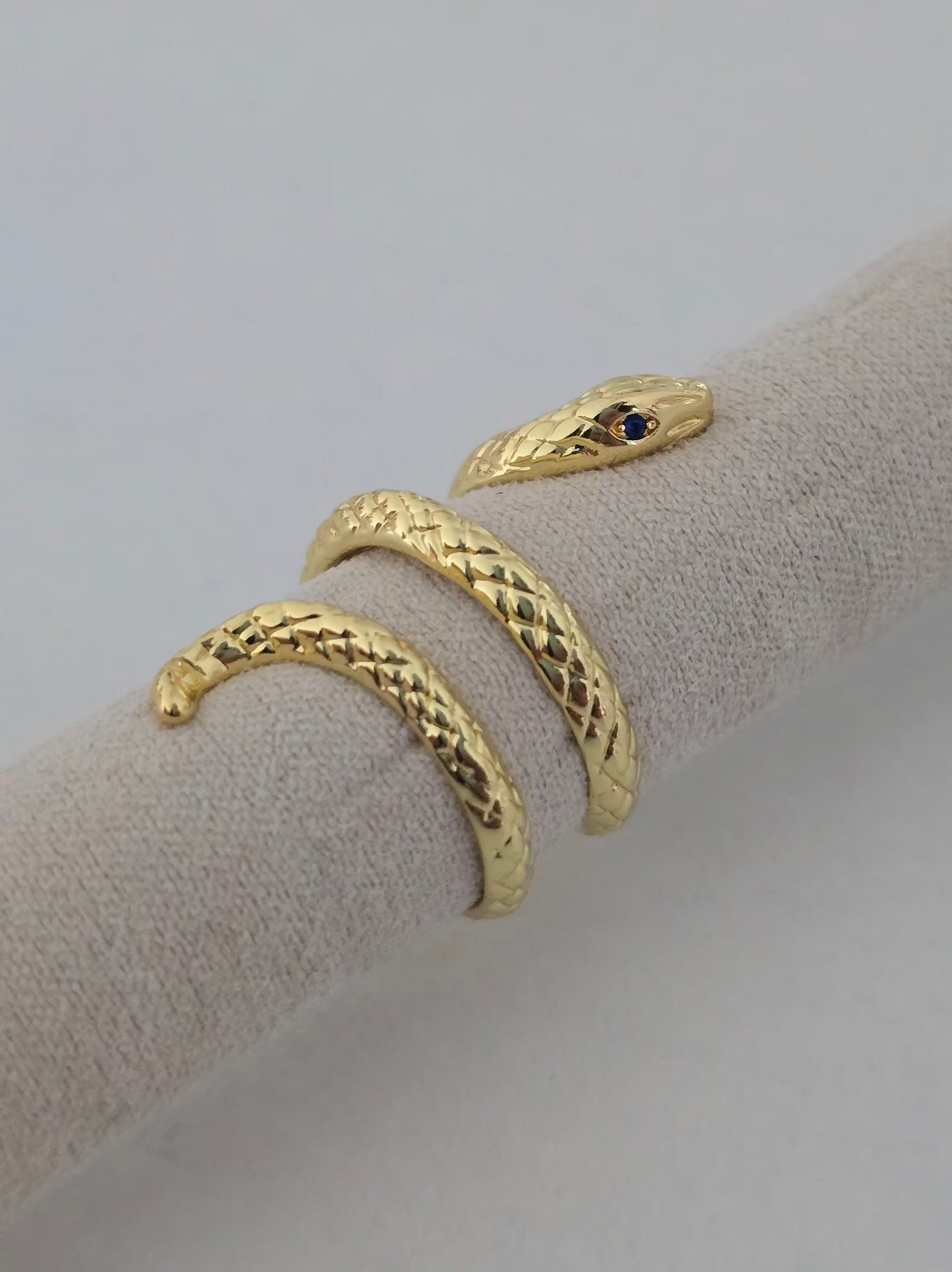 Bague Nyra avec yeux bleus profonds