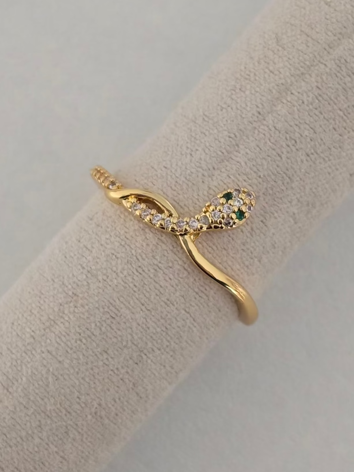Détail des yeux verts de la bague Sahara