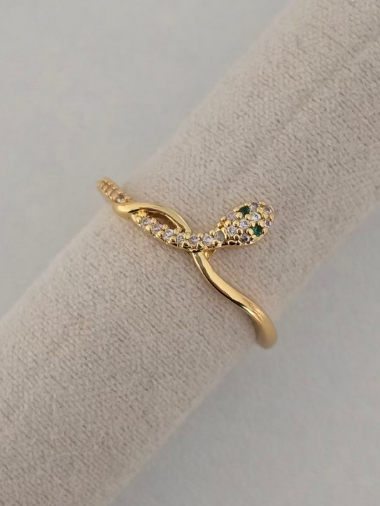 Détail des yeux verts de la bague Sahara