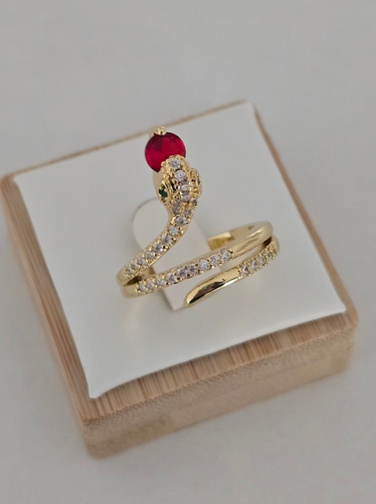 Détail des strass argentés de la bague Zéna