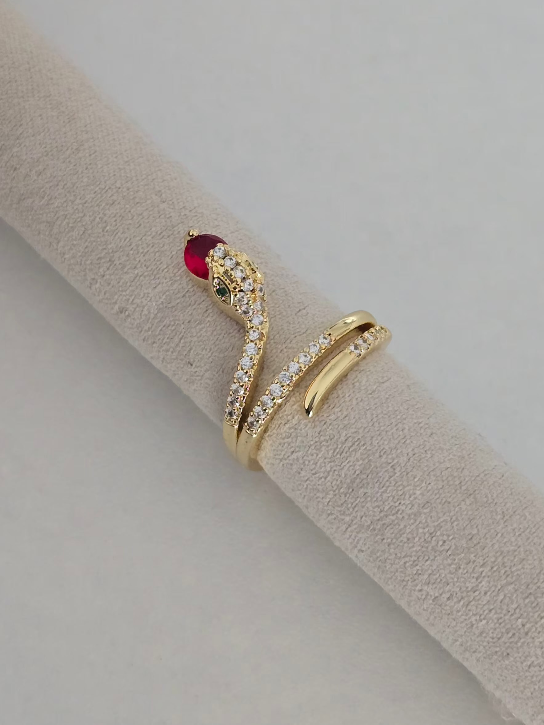 Motif serpent de 2,5 cm de la bague Zéna dorée