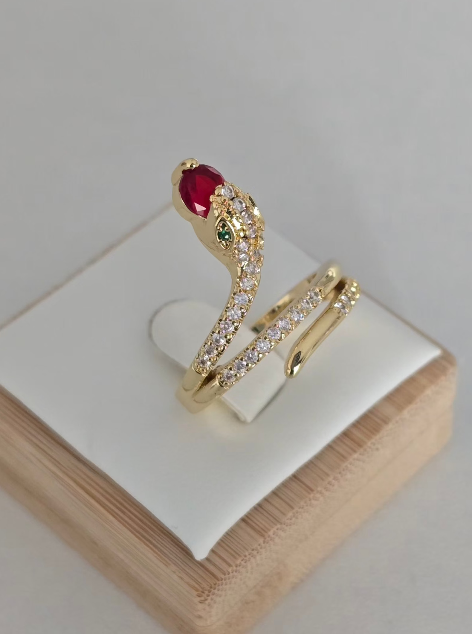 Bague Zéna serpent enroulée autour du doigt