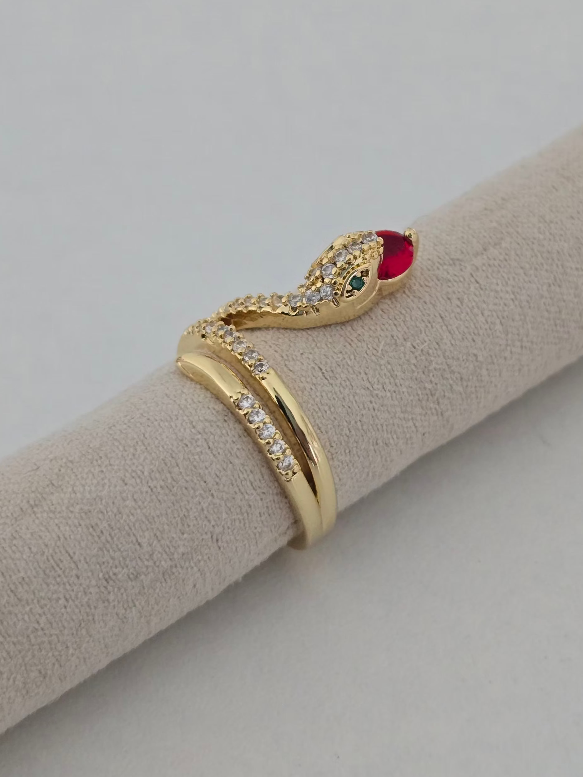 Bague Zéna avec pierre rouge et strass scintillants