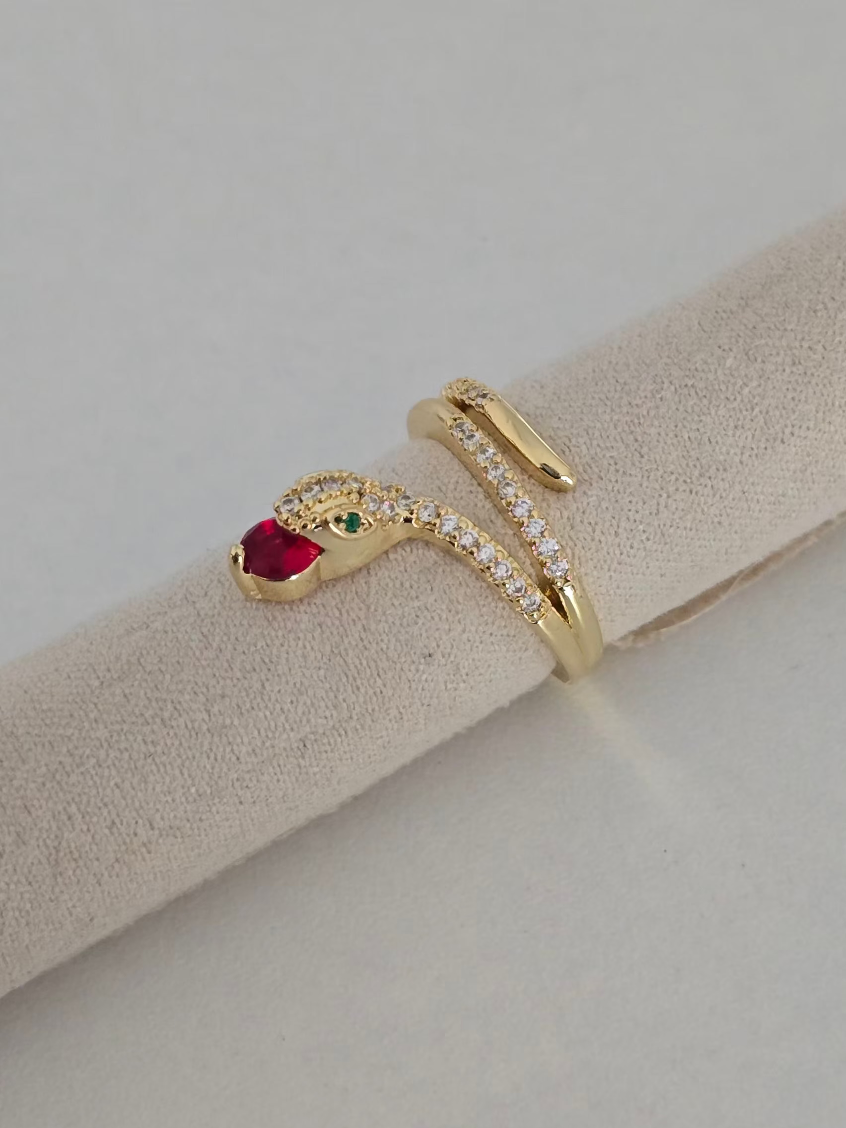 Vue de profil de la bague serpent Zéna en acier inoxydable 