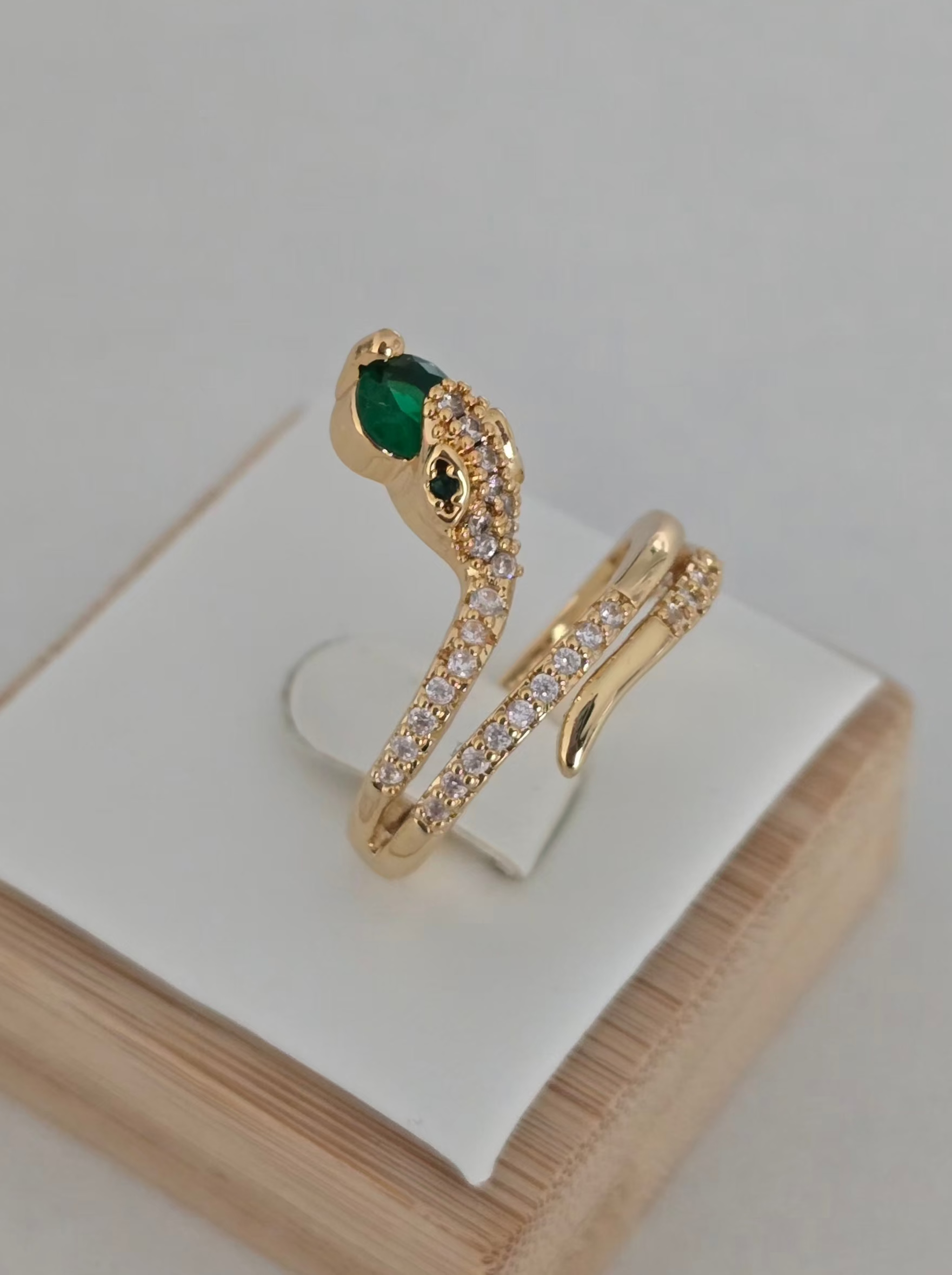 Pierre verte brillante de la bague serpent Zya
