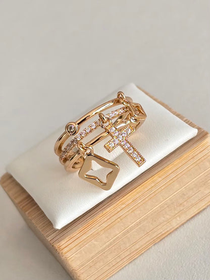Détail de la breloque croix sertie de strass argentés de la bague Ariella