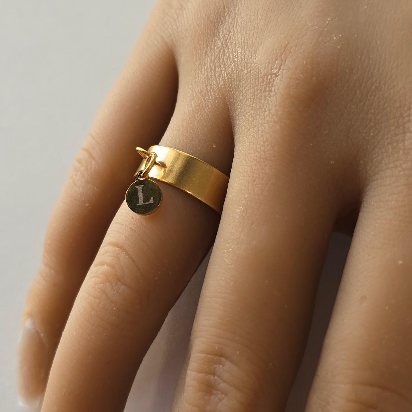 bague en acier inoxydable avec breloque personnalisée lettre. L 