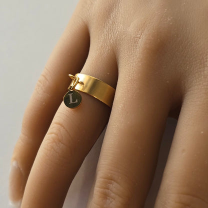 bague en acier inoxydable avec breloque personnalisée lettre. L 
