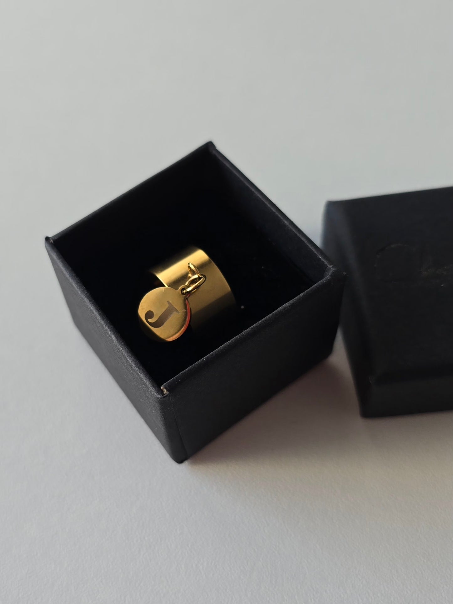 Bague avec breloque personnalisée lettre J 