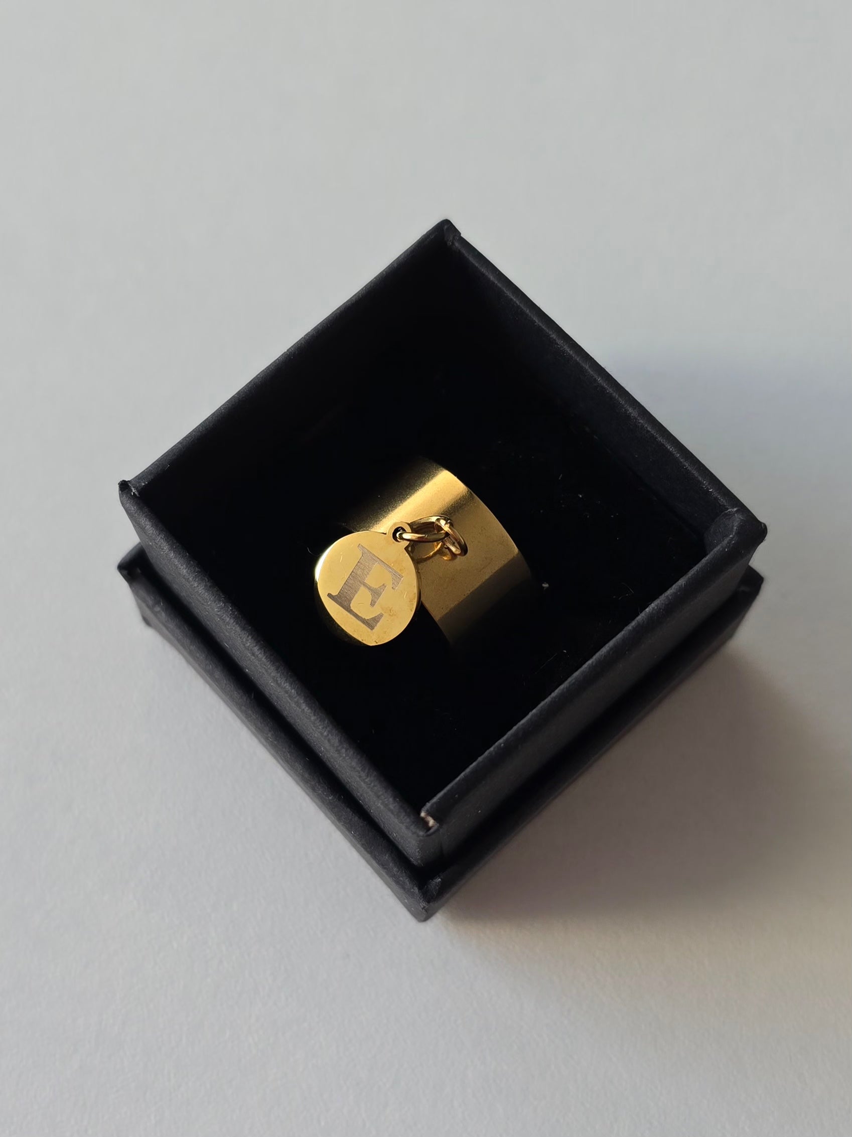 Bague avec breloque personnalisé lettre E