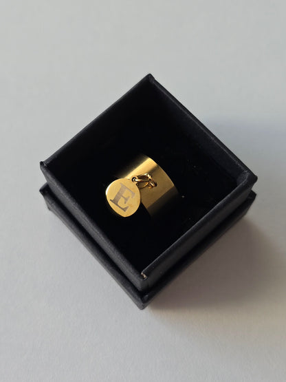 Bague avec breloque personnalisé lettre E