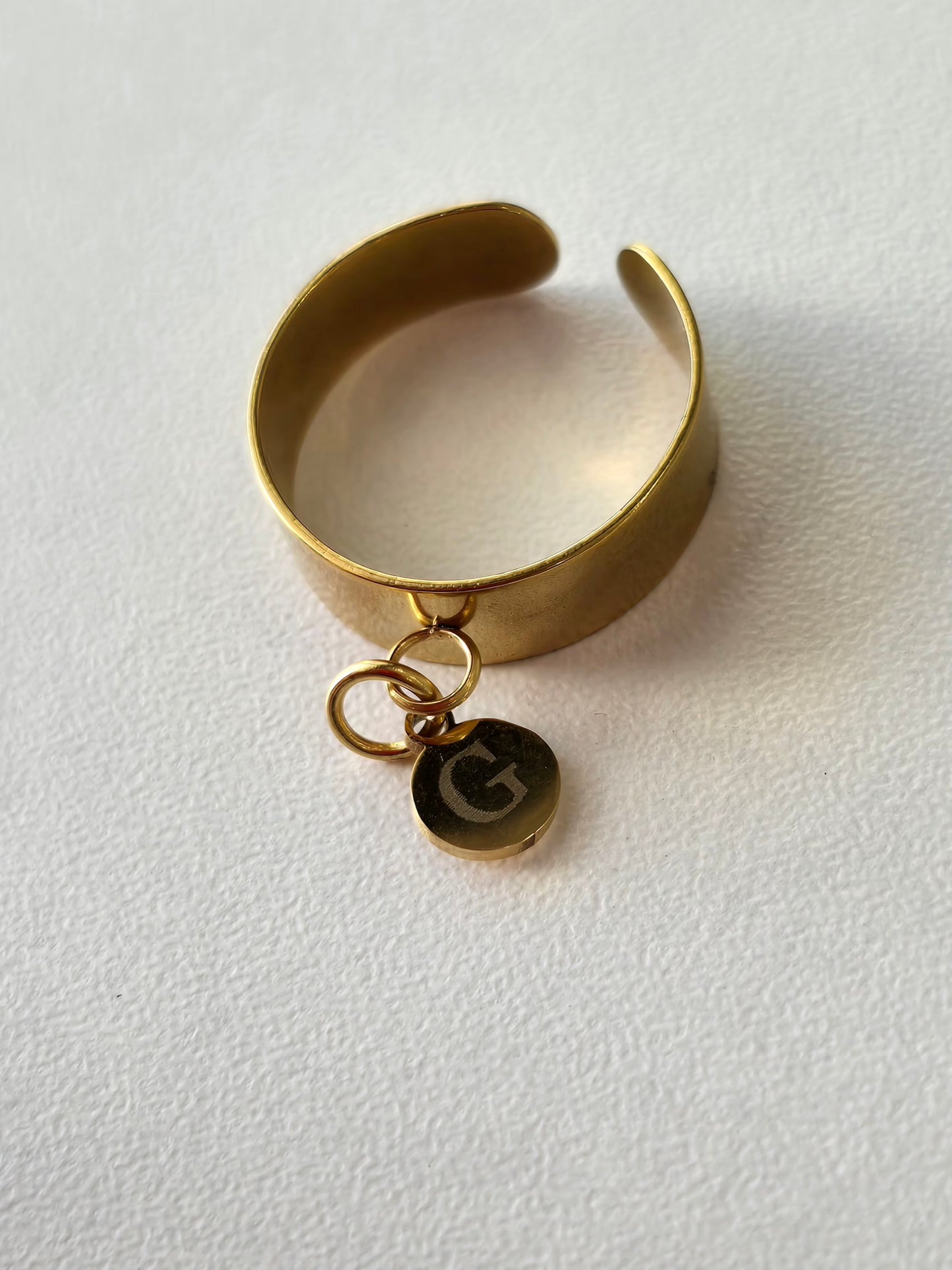 Bague en acier inoxydable avec breloque personnalisée, ici la lettre G