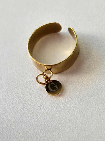 Bague en acier inoxydable avec breloque personnalisée, ici la lettre G