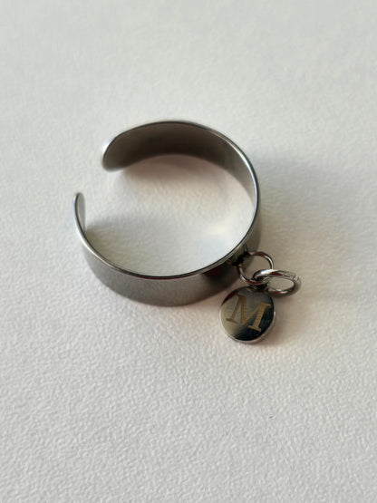 Bague argenté en acier inoxydable avec breloque personnalisée  lettre M