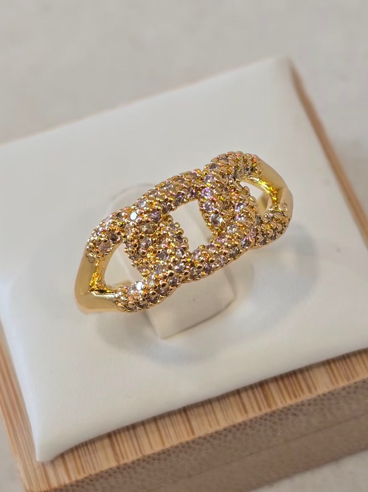 Bague Chaïna en acier inoxydable doré avec strass argentés
