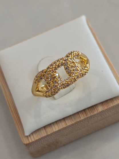 Bague Chaïna au style chic et audacieux sur présentoir