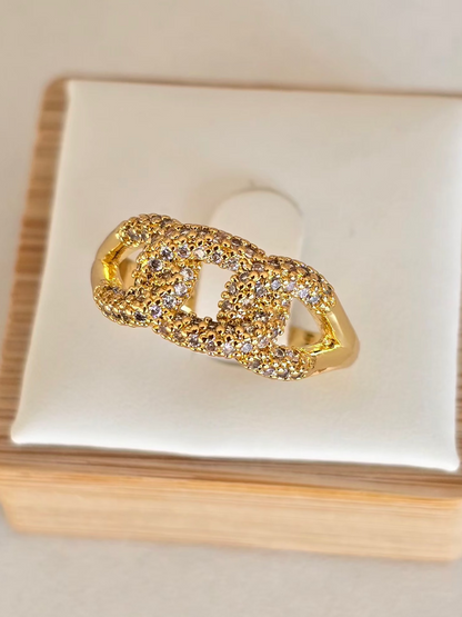 Gros plan sur les strass argentés scintillants de la bague Chaïna