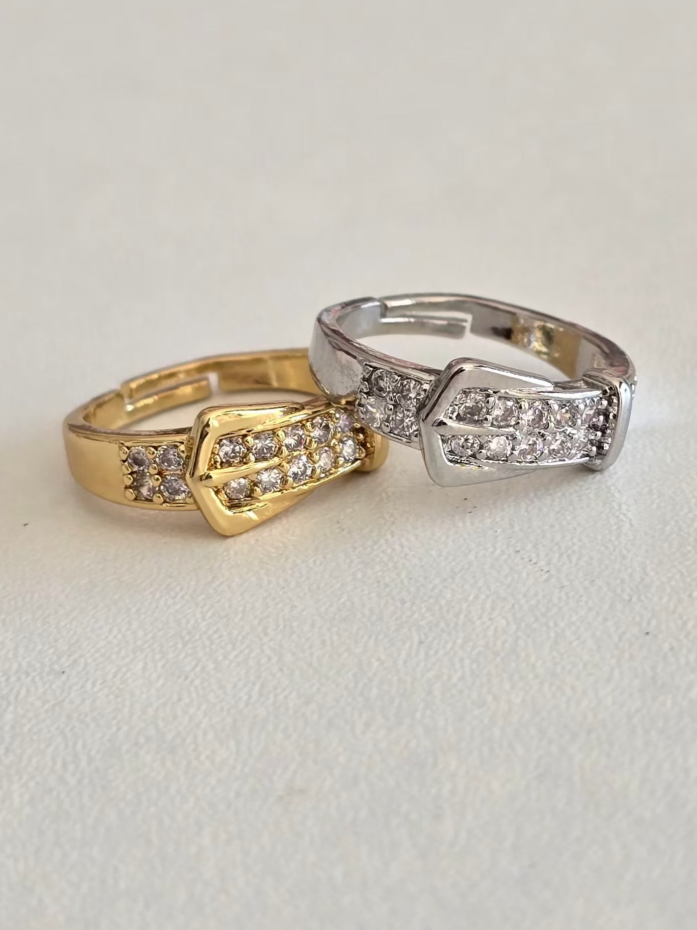 Bague Cyntia argentée ou dorée avec anneau pavé de strass