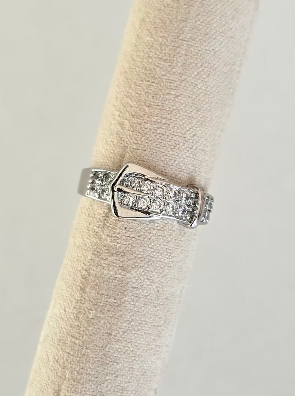 Bague Cyntia argentée, bijou tendance pour femme en acier inoxydable