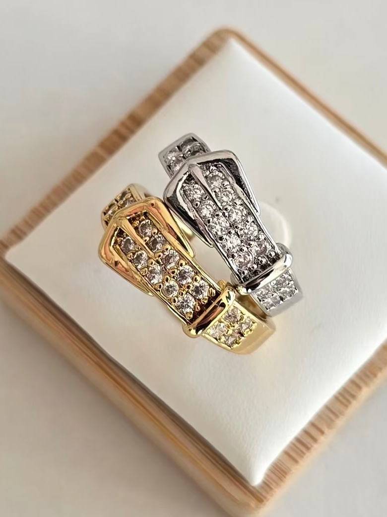 Bague Cyntia au design boucle de pavée de strass