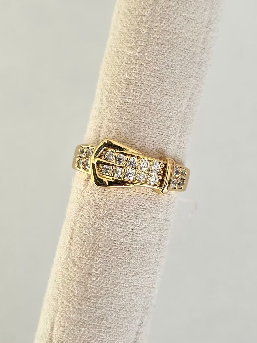 Bague Cyntia dorée avec strass scintillants 
