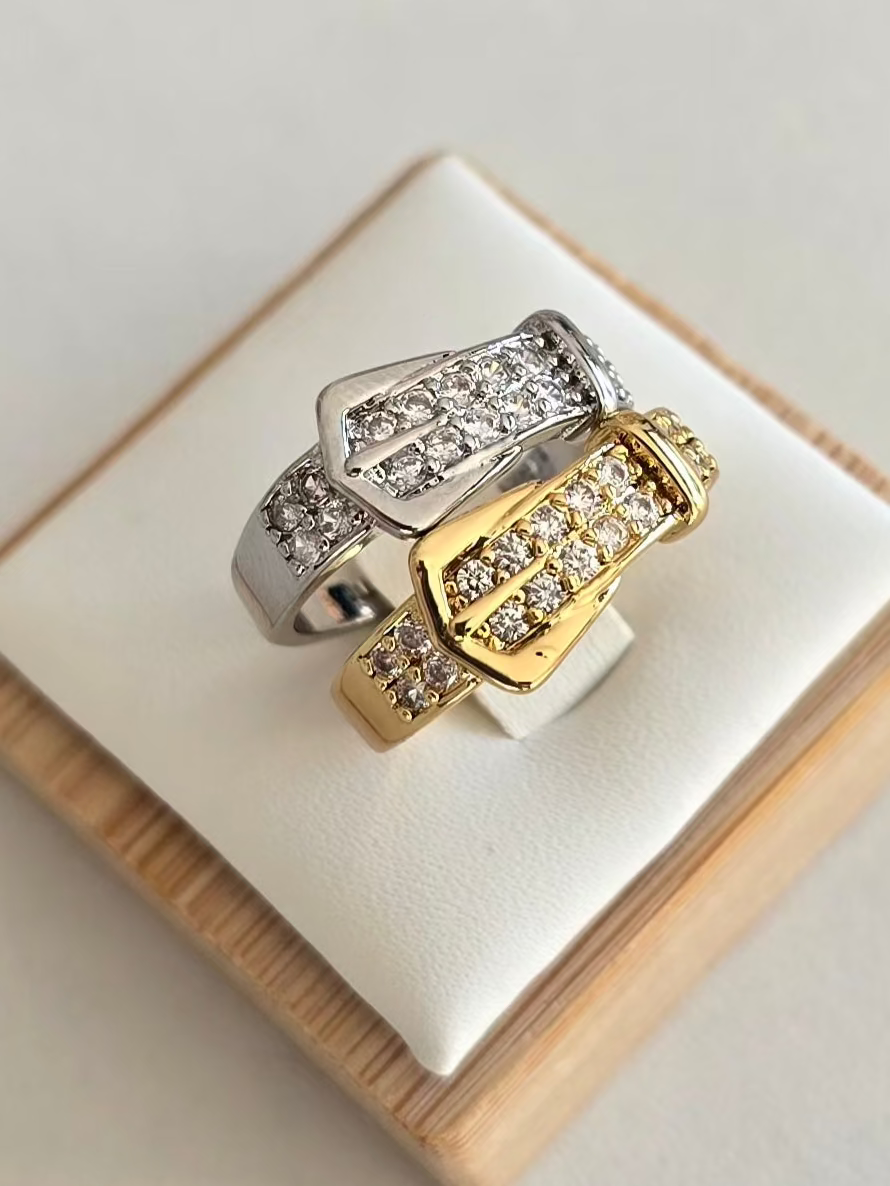 Bague Cyntia dorée ou argentée avec strass scintillants