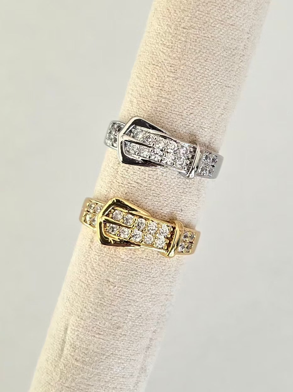 Bague Cyntia au style chic et moderne sur présentoir 
