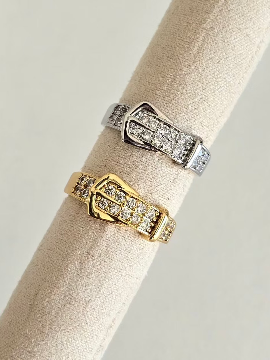 Gros plan sur les détails pavés de strass de la bague Cyntia.